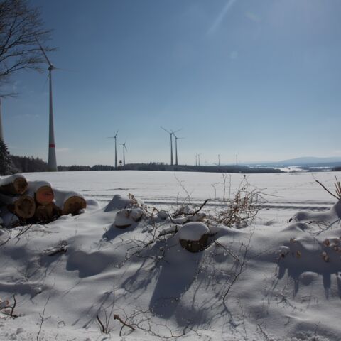 windenergieanlagen-im-winter